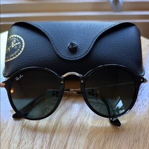Ray-Ban Black Round Fleck Sunglasses, RB2447